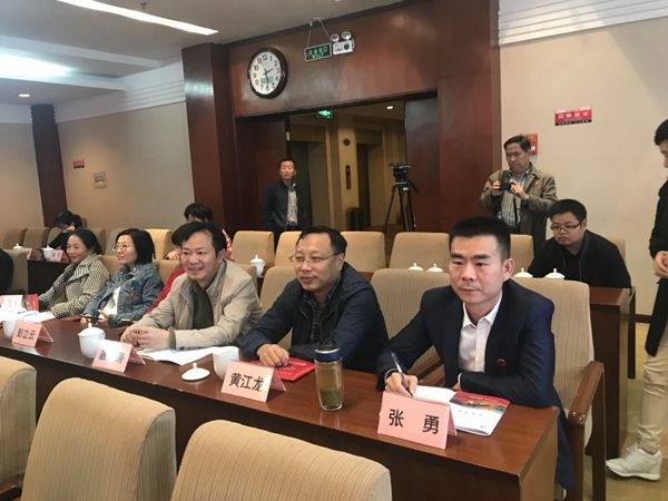 湖南省标识行业协会党支部书记张勇(右一)